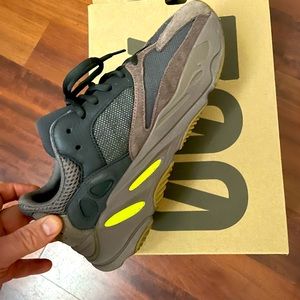 Yeezy 700 mauve